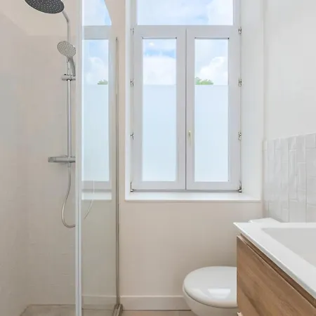 Grand Renove, Proche Tram Apartment *